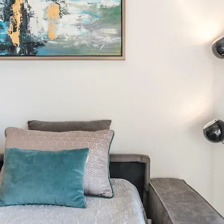 Stilysh 1br Pool & Private Parking Walk To 150m And Center Sleeps 4 (adults Only) * Albufeira