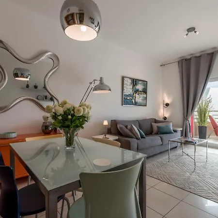 Stilysh 1br Pool & Private Parking Walk To 150m And Center Sleeps 4 (adults Only) Lejlighed Albufeira