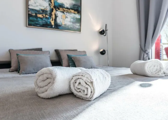 Stilysh 1br Pool & Private Parking Walk To 150m And Center Sleeps 4 (adults Only) 公寓