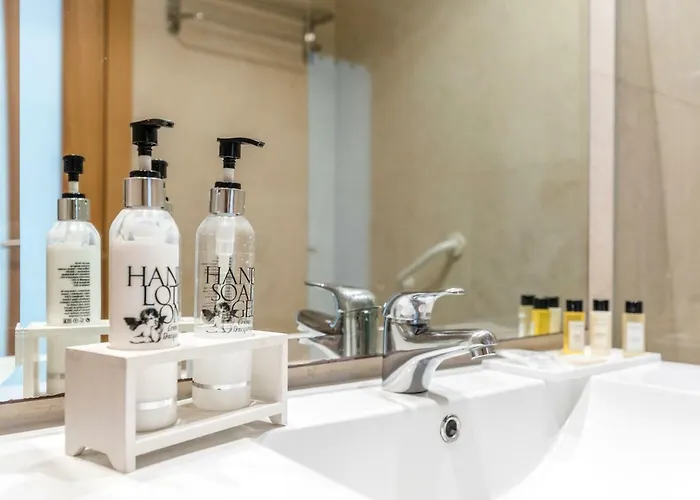Stilysh 1br Pool & Private Parking Walk To 150m And Center Sleeps 4 (adults Only) 阿尔布费拉