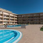 Stilysh 1br Pool & Private Parking Walk To 150m And Center Sleeps 4 (adults Only) דירה *