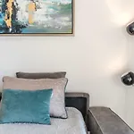 Stilysh 1br Pool & Private Parking Walk To 150m And Center Sleeps 4 (adults Only) * אלבופיירה