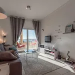 Stilysh 1br Pool & Private Parking Walk To 150m And Center Sleeps 4 (adults Only) דירה *