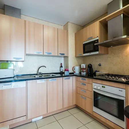 Daire Stilysh 1br Pool & Private Parking Walk To 150m And Center Sleeps 4 (adults Only)