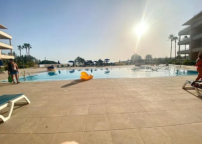 Stilysh 1br Pool & Private Parking Walk To 150m And Center Sleeps 4 (adults Only) *