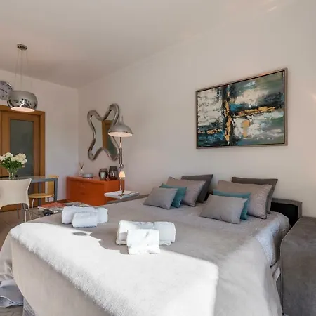 Stilysh 1br Pool & Private Parking Walk To 150m And Center Sleeps 4 (adults Only) Appartement Albufeira