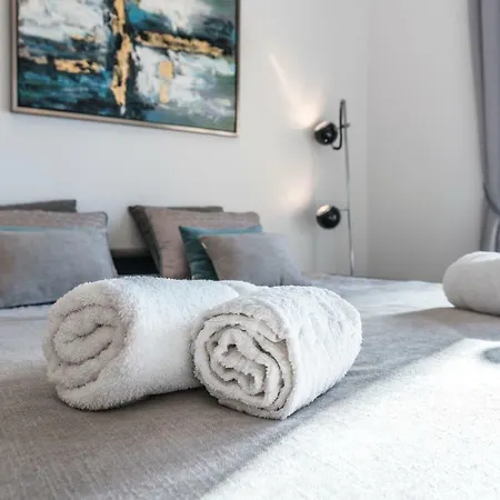 Stilysh 1br Pool & Private Parking Walk To 150m And Center Sleeps 4 (adults Only) Appartement